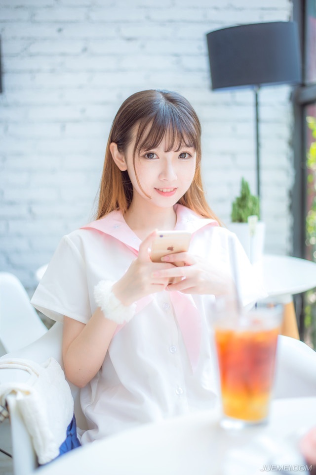 船队开始后退，但也仅限于这陈到四周围的十几条船，更远些的地方，荆州的水军已经跟江东水军混成了一片，根本没有办法脱离战斗，而陈到如今，也已经没有余力再出手相救，手中的弓弦没有一刻停止过颤动，至少有三十名江东将士被他以弓箭射杀，但这样高强度的拉弓，哪怕是陈到，双臂此刻也已经开始发酸，但他不能停，一旦停下来，那些江东水师就会如同恶虎一般扑上来，将他们吞的连渣都不剩。